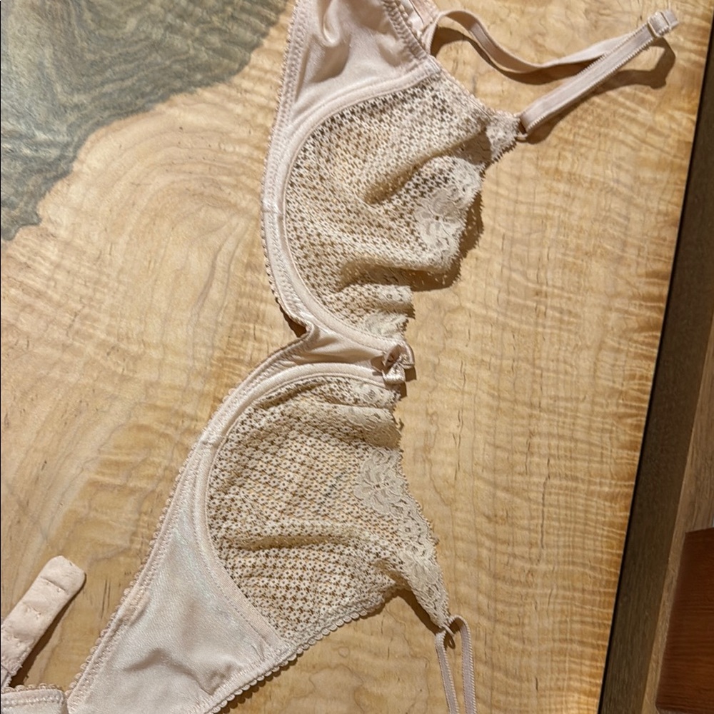 Four Neutral Bras with Underwire Support - Picture 5 of 8